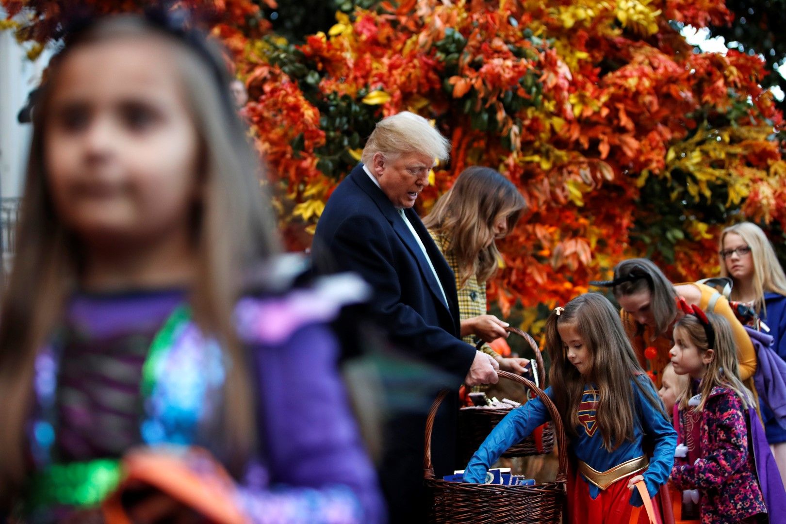 Семейство Тръмп раздава бонбони в Белия дом