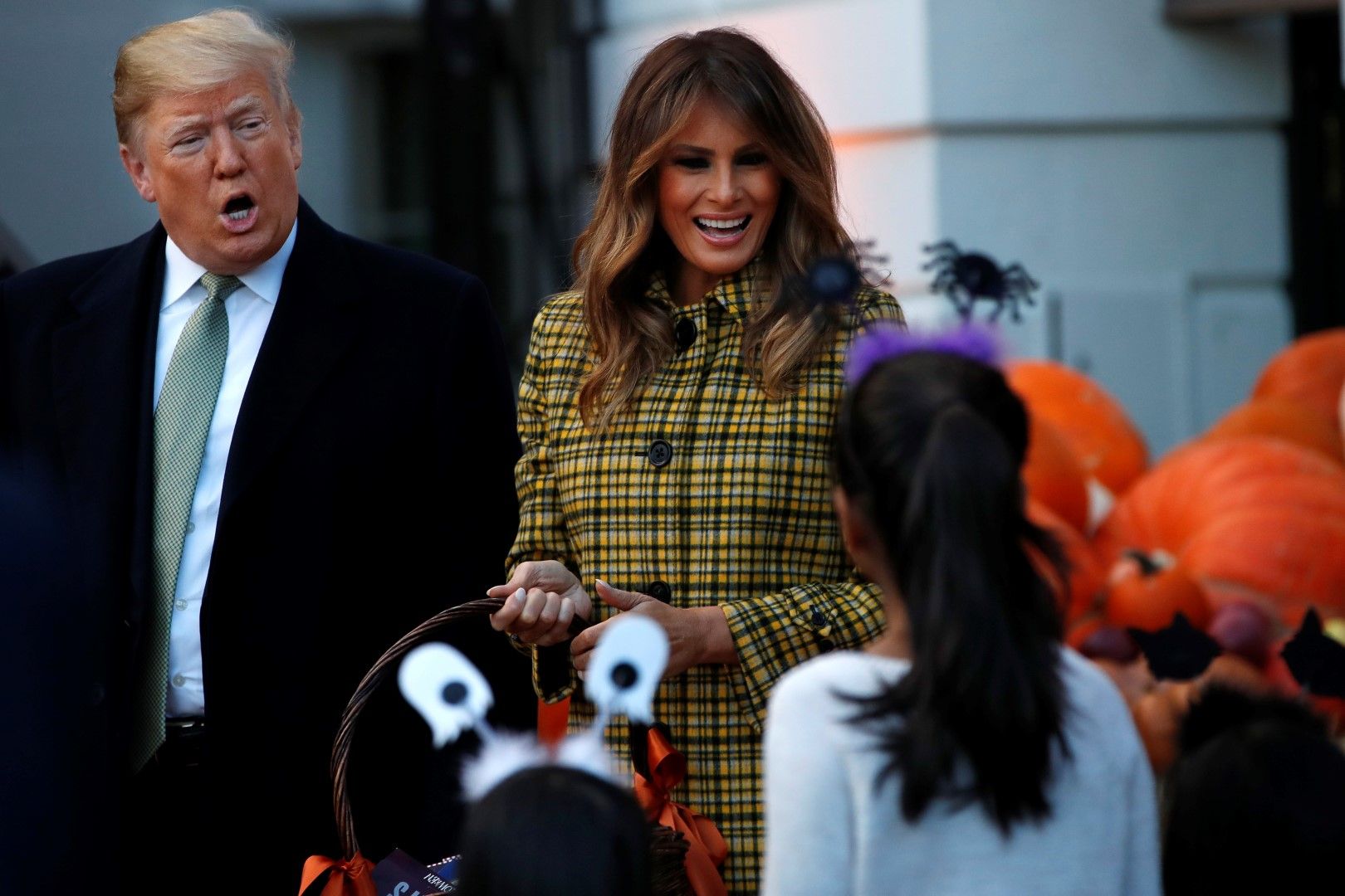 Доналд и Мелания посрещнаха деца в Белия дом по случай Хелоуин