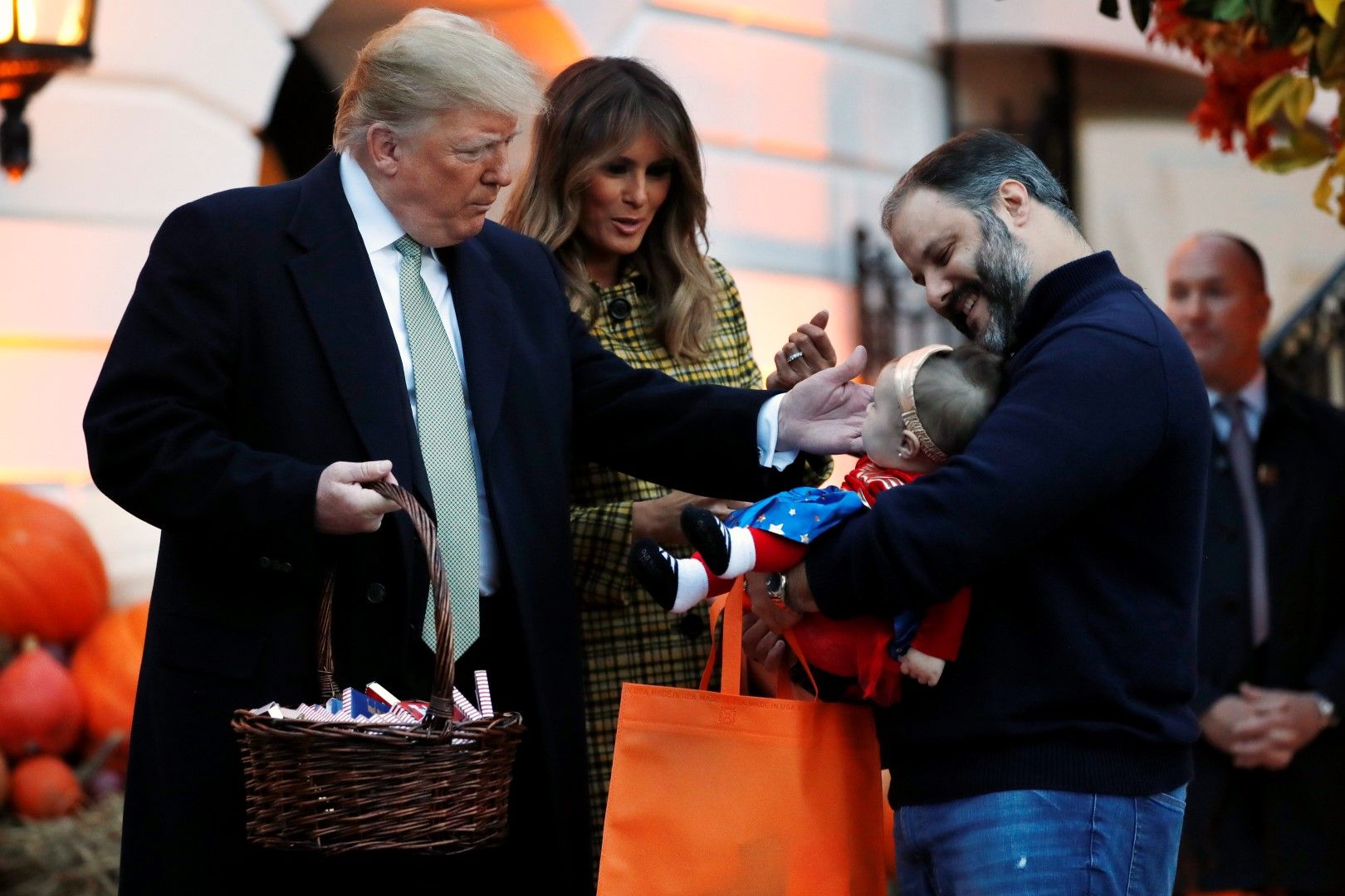 Доналд и Мелания Тръмп посрещат деца в Белия дом