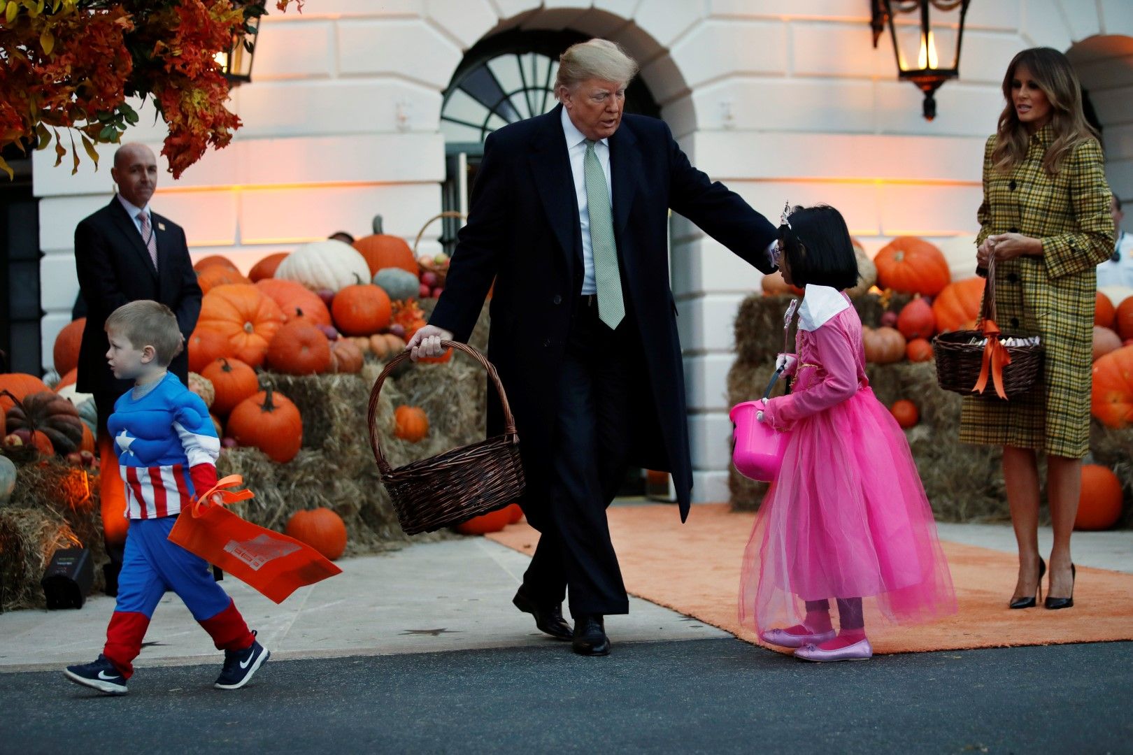 Доналд Тръмп посреща деца в Белия дом