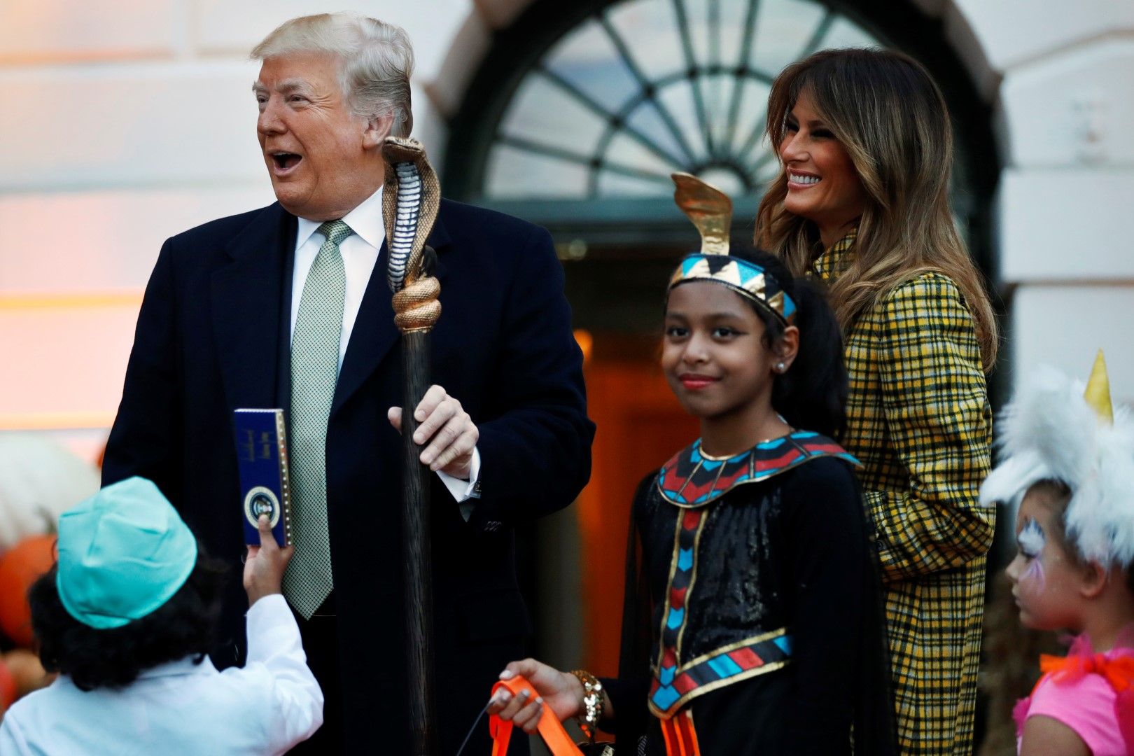 Доналд Тръмп с аксесоар от костюма на дете на пратито за Хелоуин в Белия дом