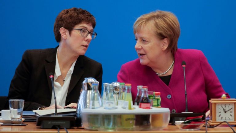 Наследничката на Меркел ще ревизира либералната й политика към мигрантите