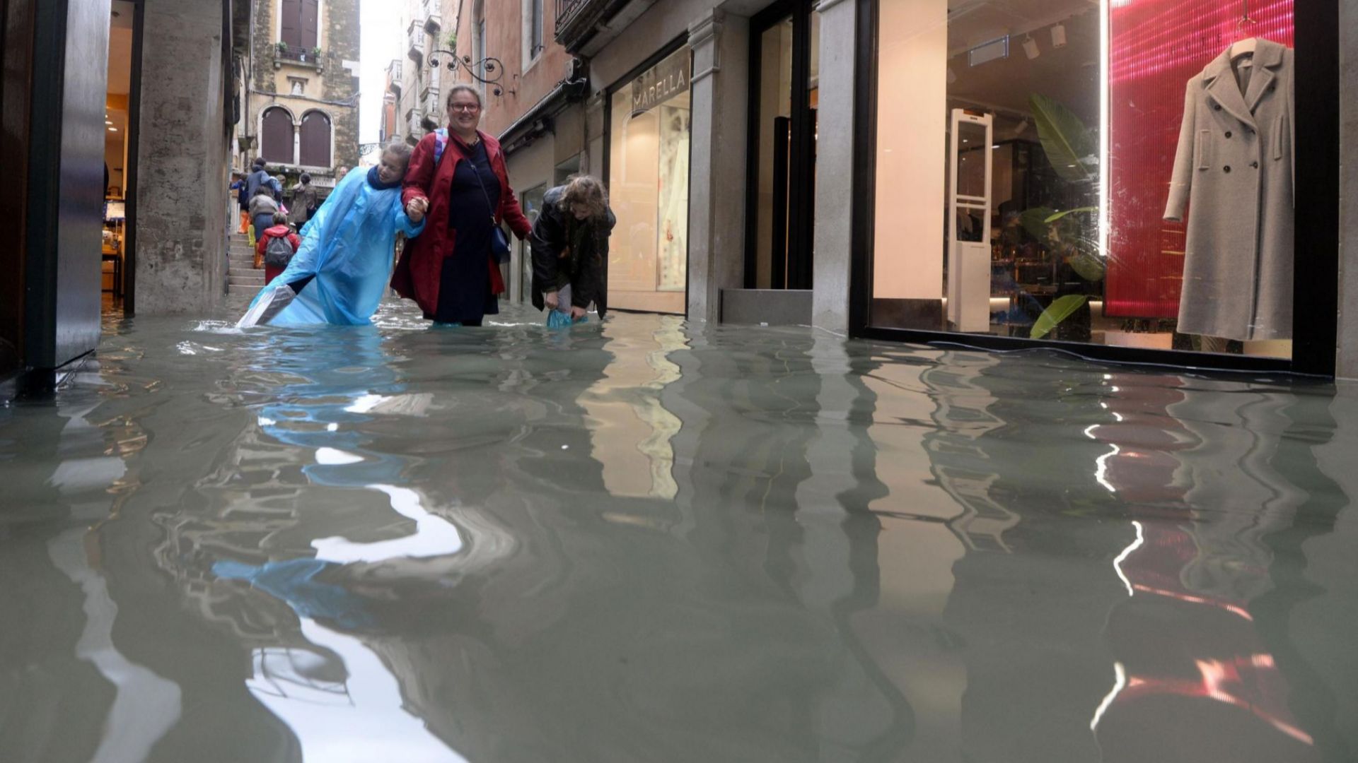 Проливен дъжд наводни Венеция, превръщайки площад Сан Марко в езеро,