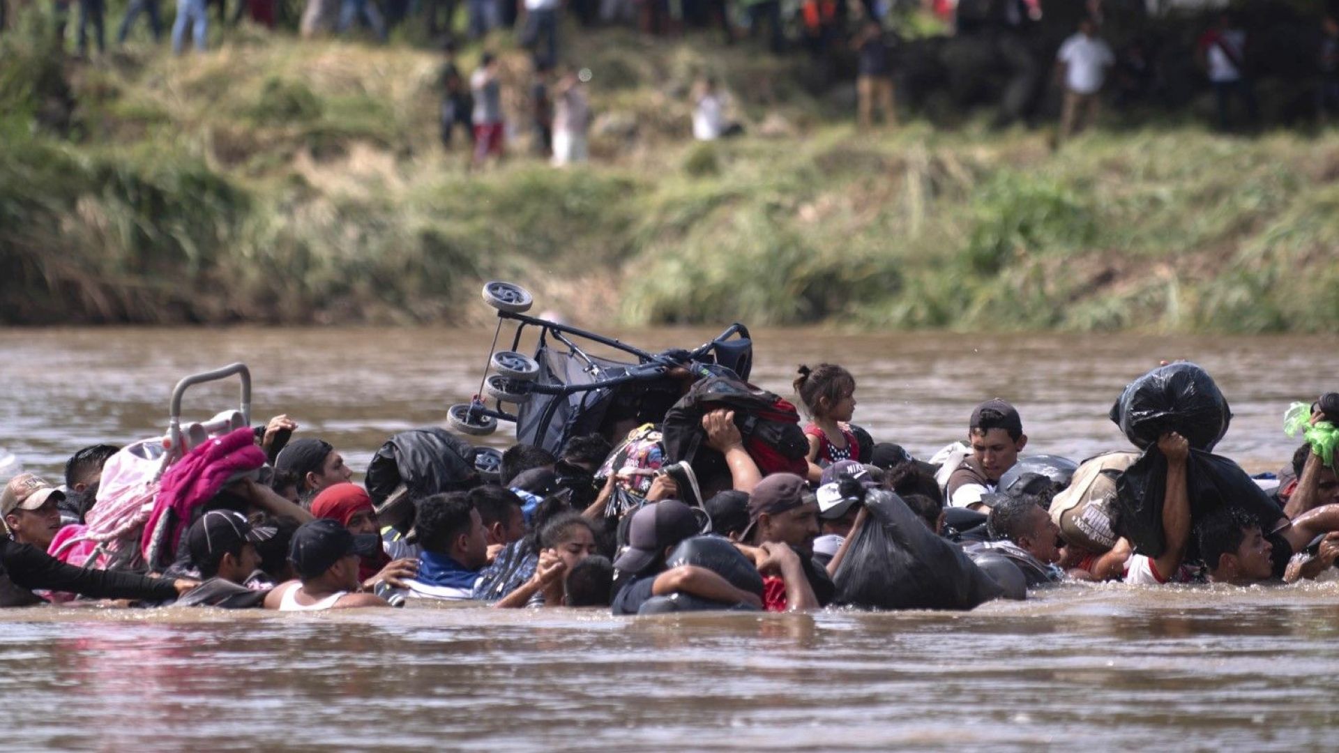 Докато керванът от мигранти от Централна Америка напредва през Мексико
