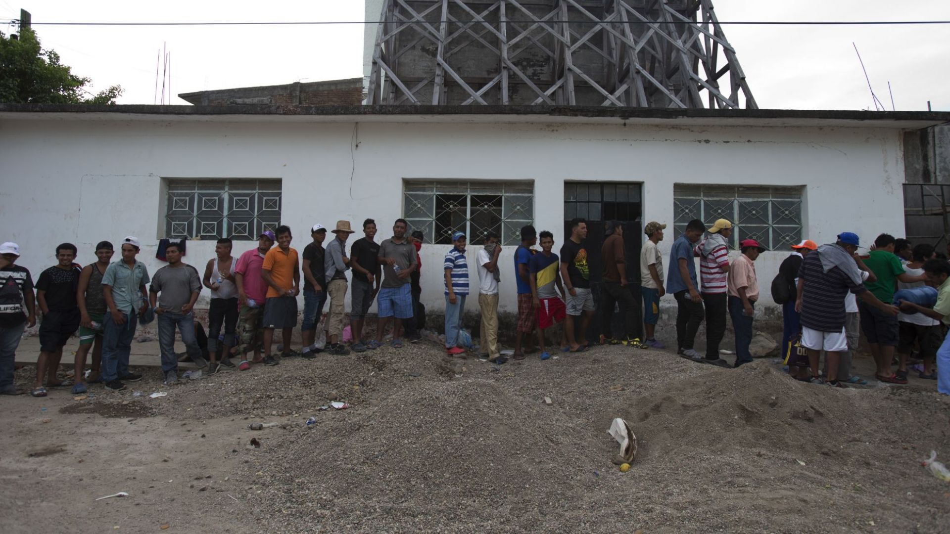 Стотици централноамерикански мигранти следващи по стъпките многохилядния керван който вече