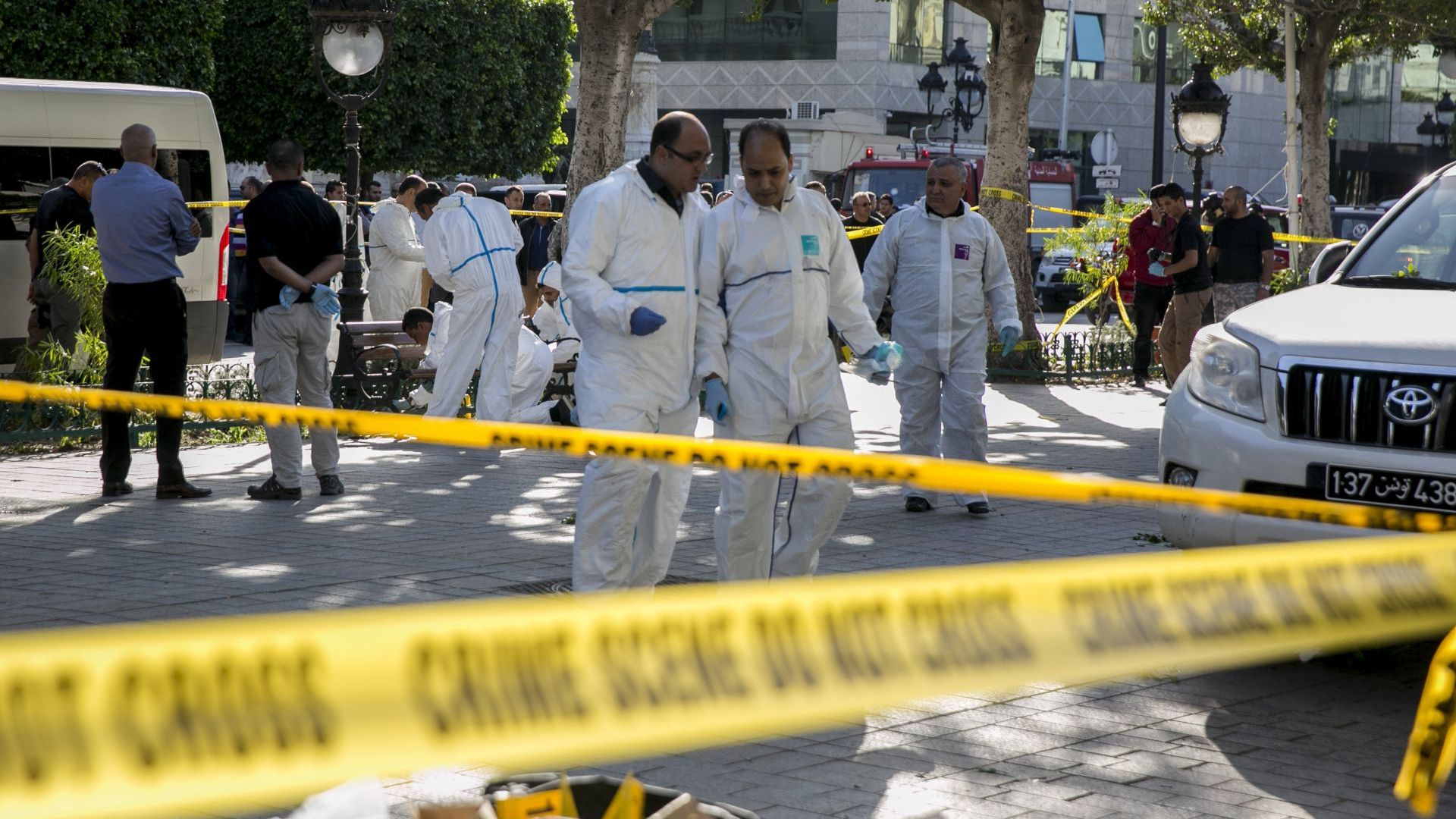 Най малко 20 души сред които 15 полицаи и две деца