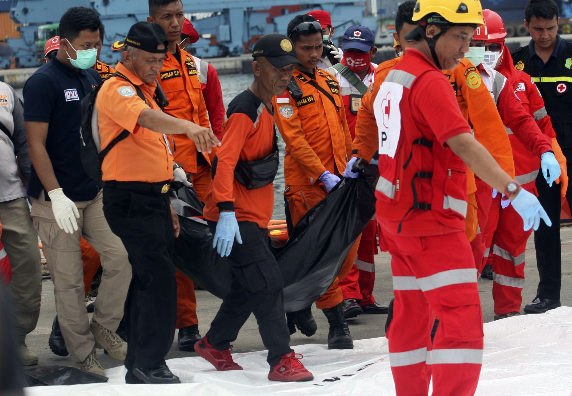 Индонезийски спасители откриха многобройни човешки останки днес след самолетната катастрофа вчера