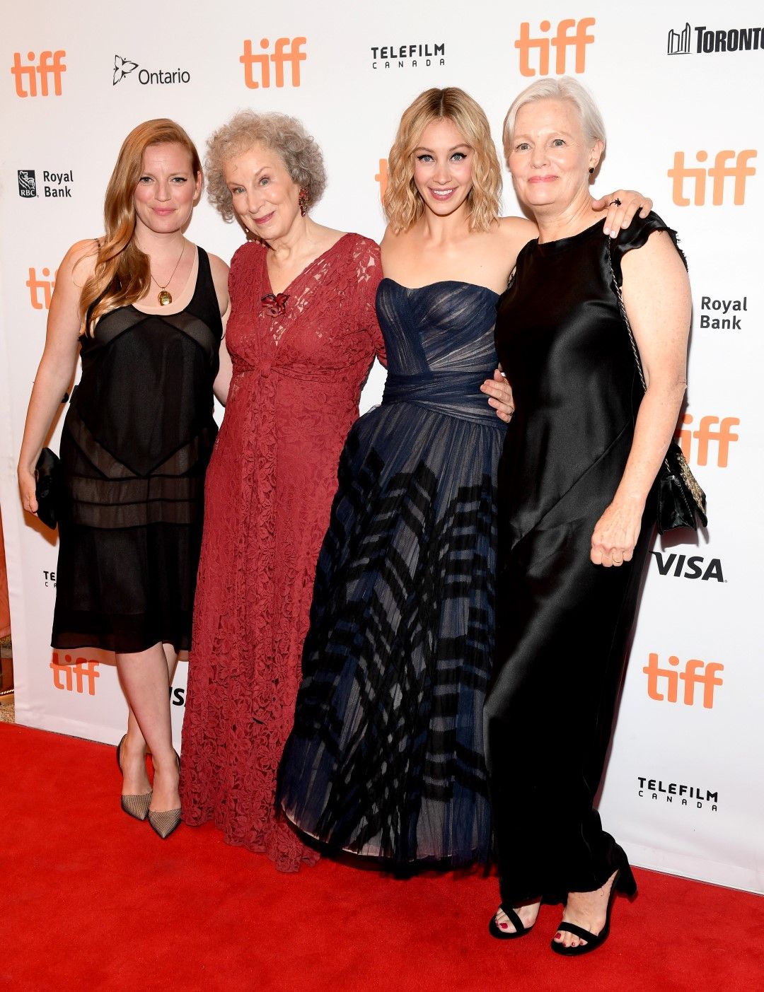 Писателката Сара Поли, Маргарет Атууд, актрисата Сара Гейдън и режисьорката Мери Харън на премиерата на сериала Alias Grace