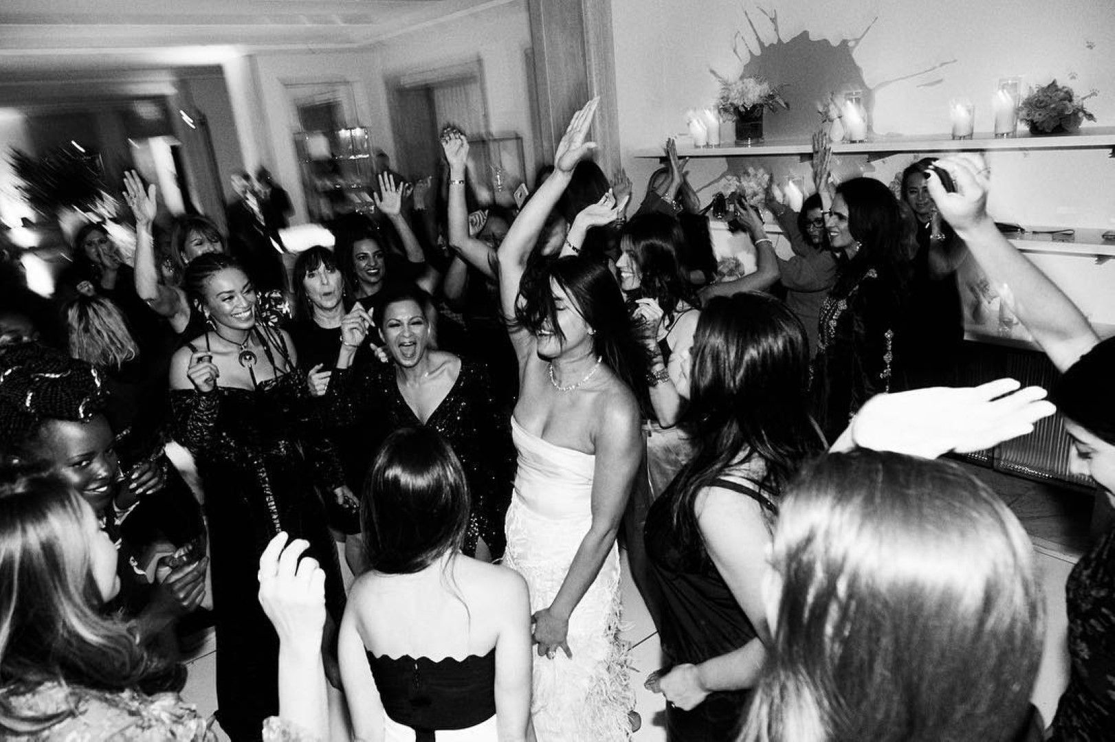 Приянка Чопра купонясва на сватбеното си парти