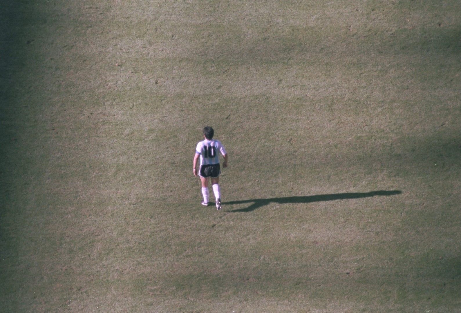 Култов фотос от Мондиал 1990. Марадона опитва да заведе Аржентина до втора поредна титла, а сякаш е сам на терена.