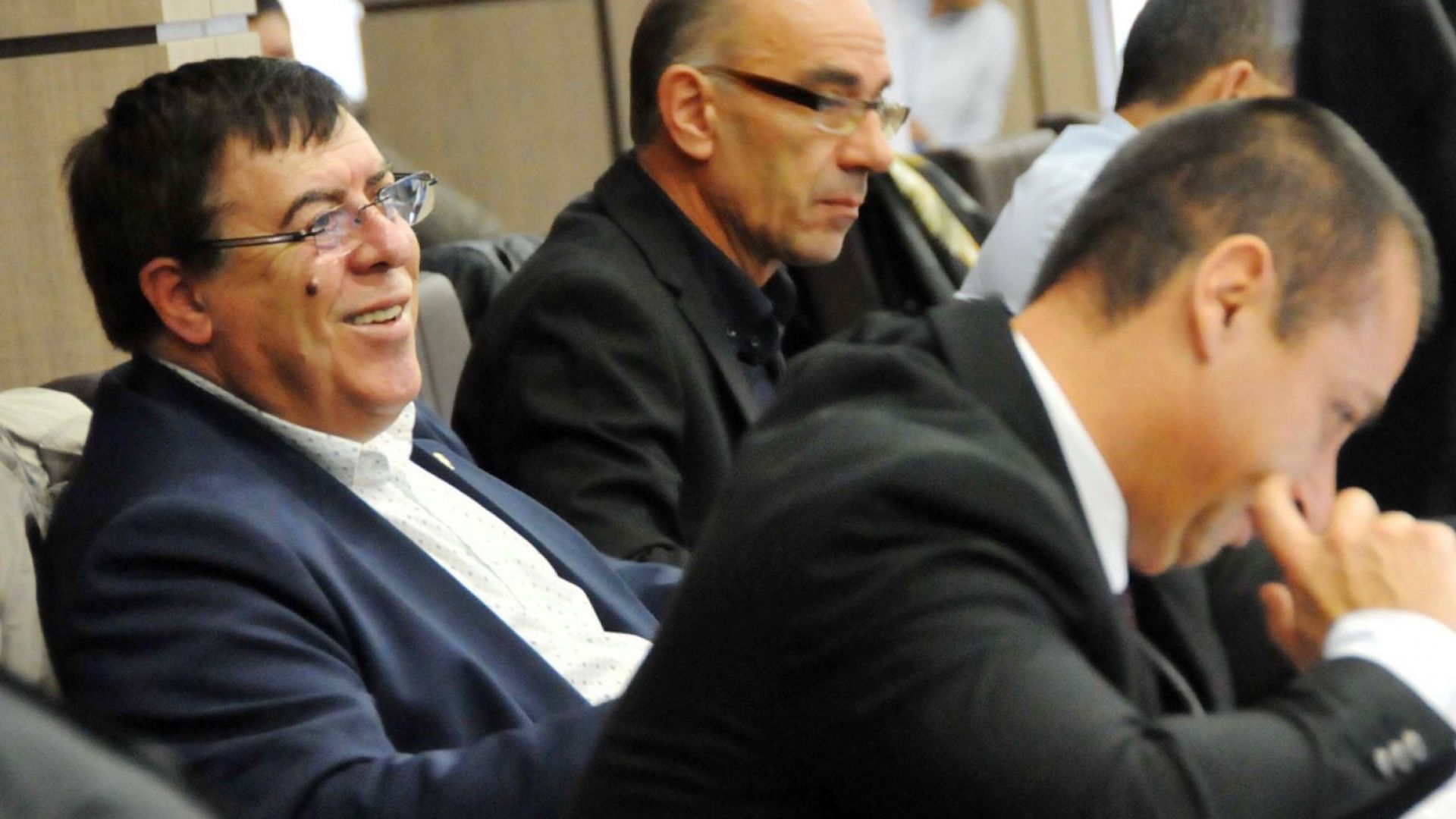 Скандалният бизнесмен Бенчо Бенчев се появи днес на заседание на