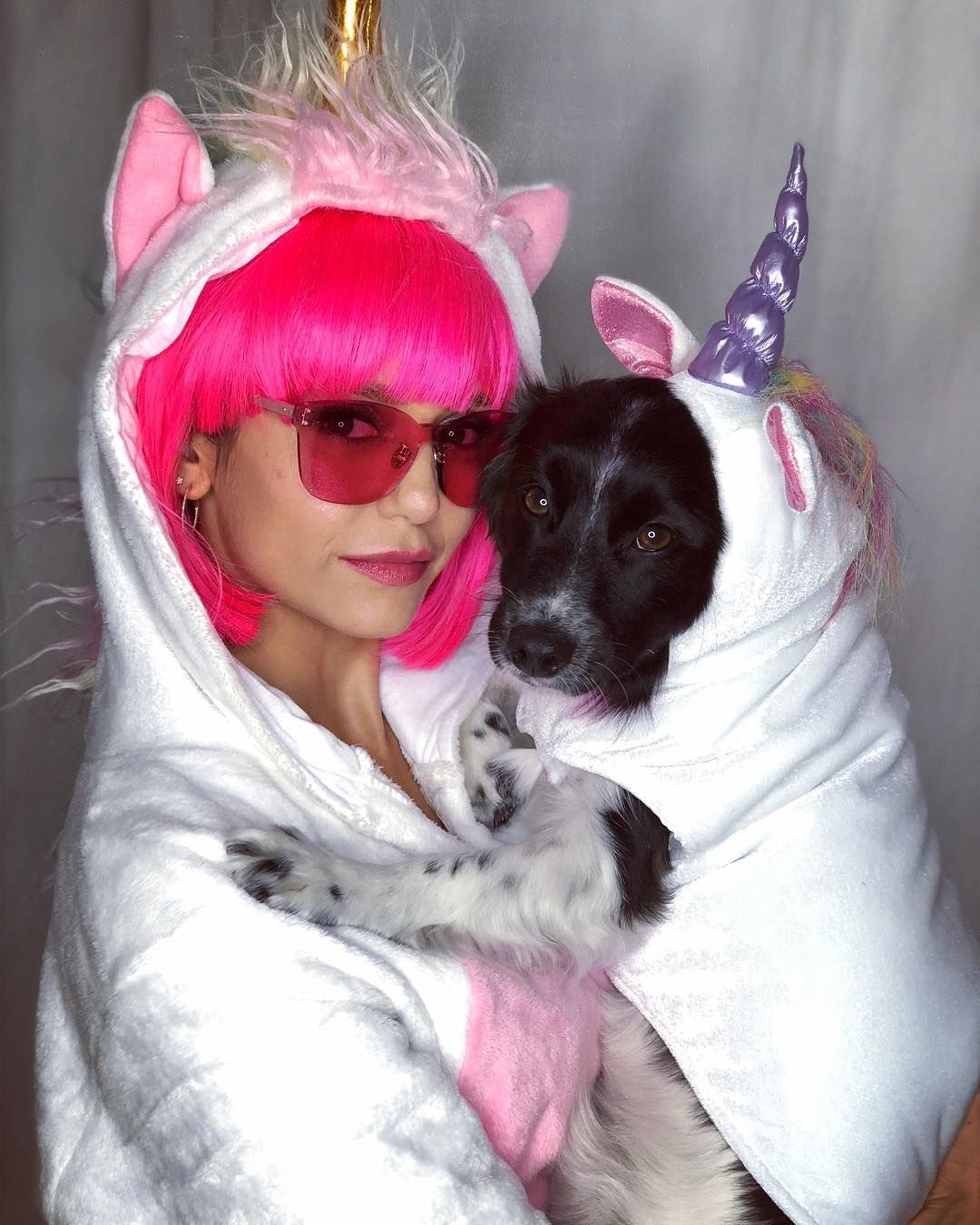 Нина Добрев и кучето й - еднорози