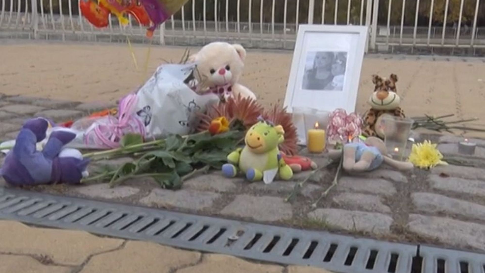 Десетки майки почетоха паметта на 23-годишната Дарина Манастирска и едногодишната