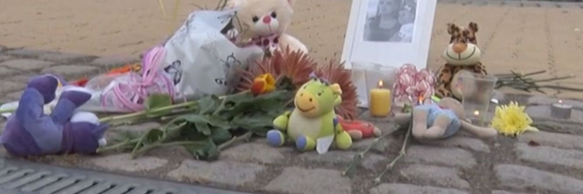Десетки почетоха паметта на убитите Дарина и Никол с цветя и свещи (видео)