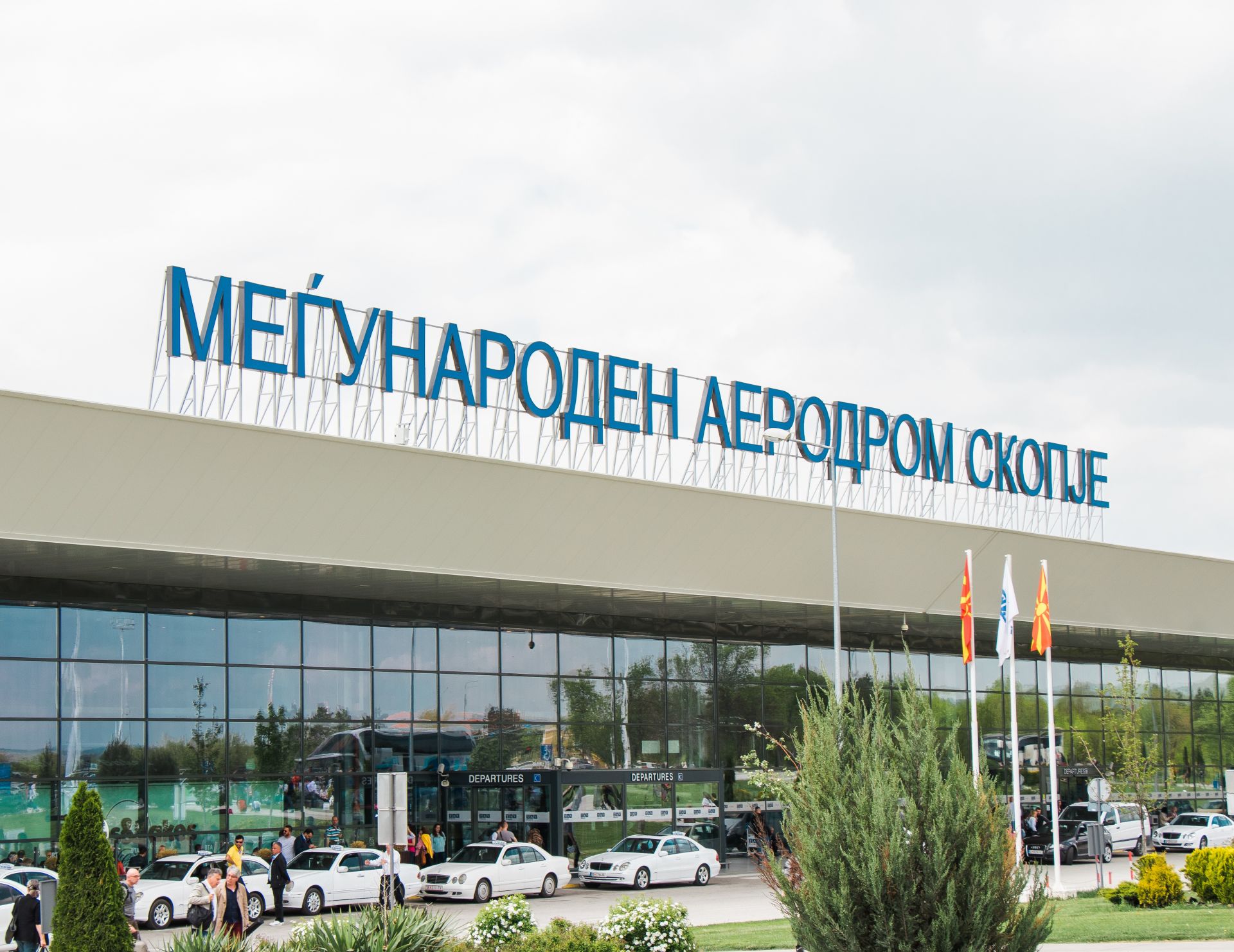 Решението за възстановяването на полетите беше взето, след като македонските власти смениха името на летището
