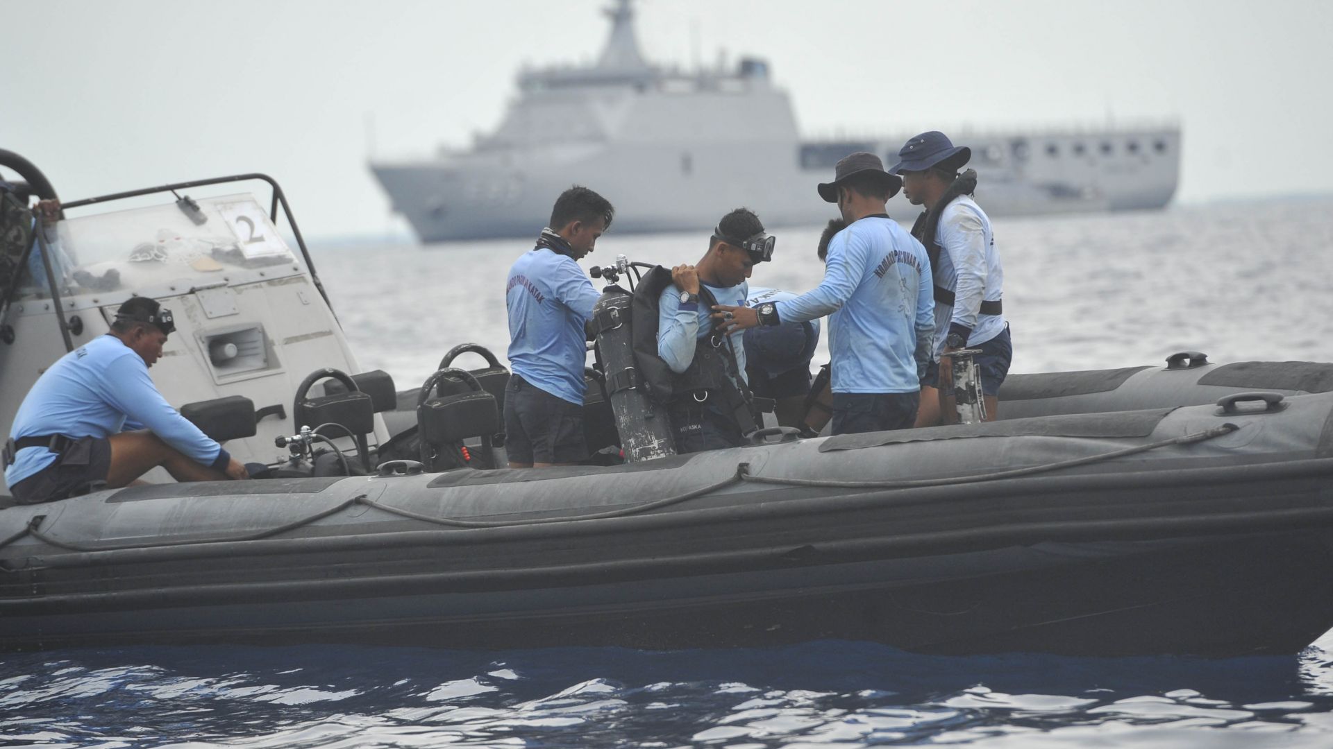 Един от водолазите участващи в операцията за издирване на индонезийския