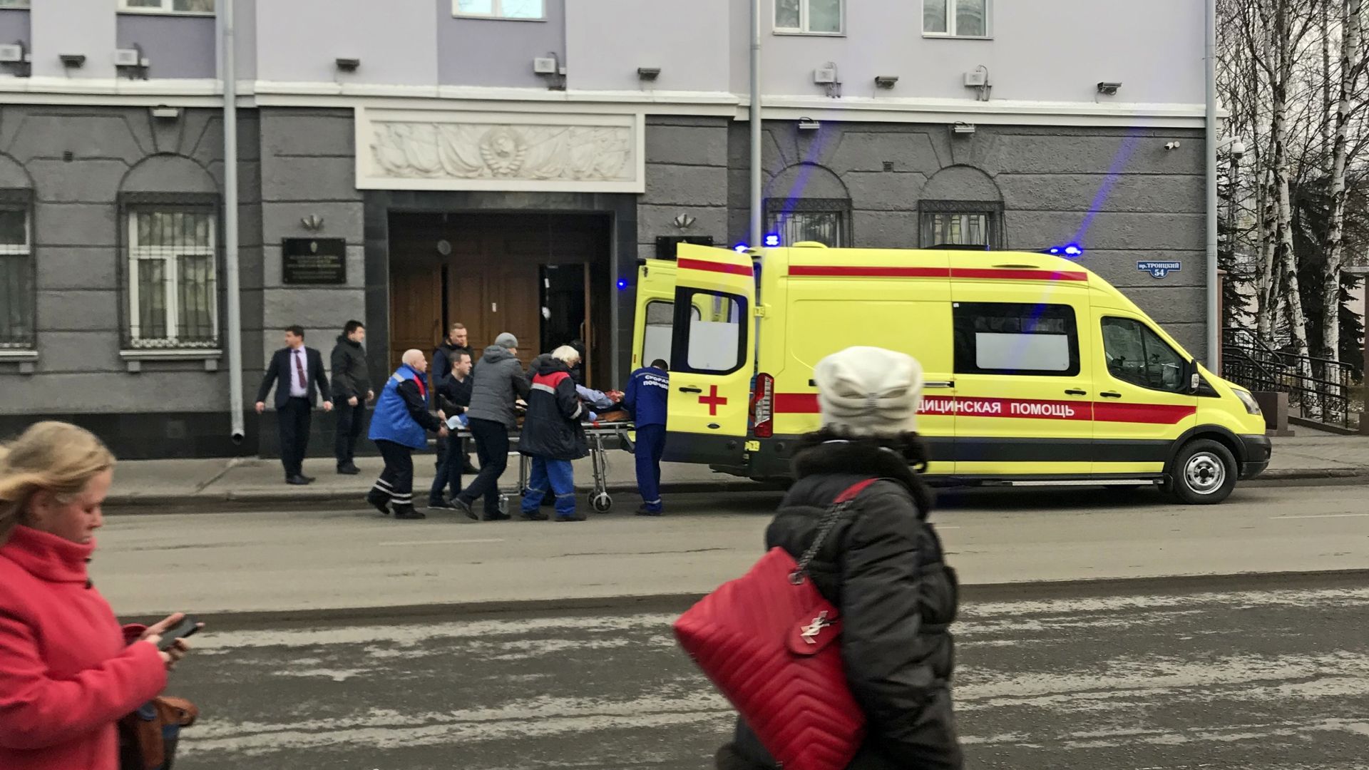 Един човек загина и трима са ранени при взрив в