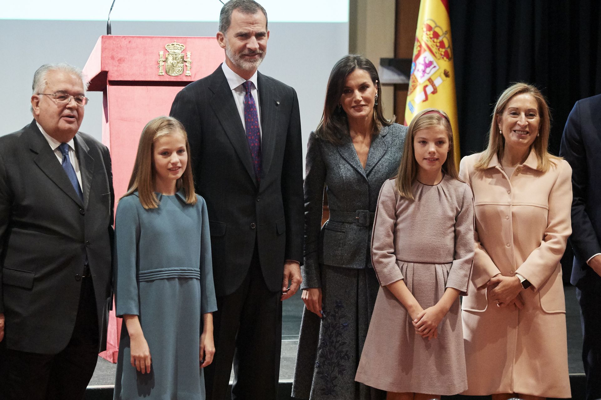 Принцеса Леонор, крал Фелипе, кралица Летисия принцеса София, Ана Пастор и премиерът на Испания Педро Санчес