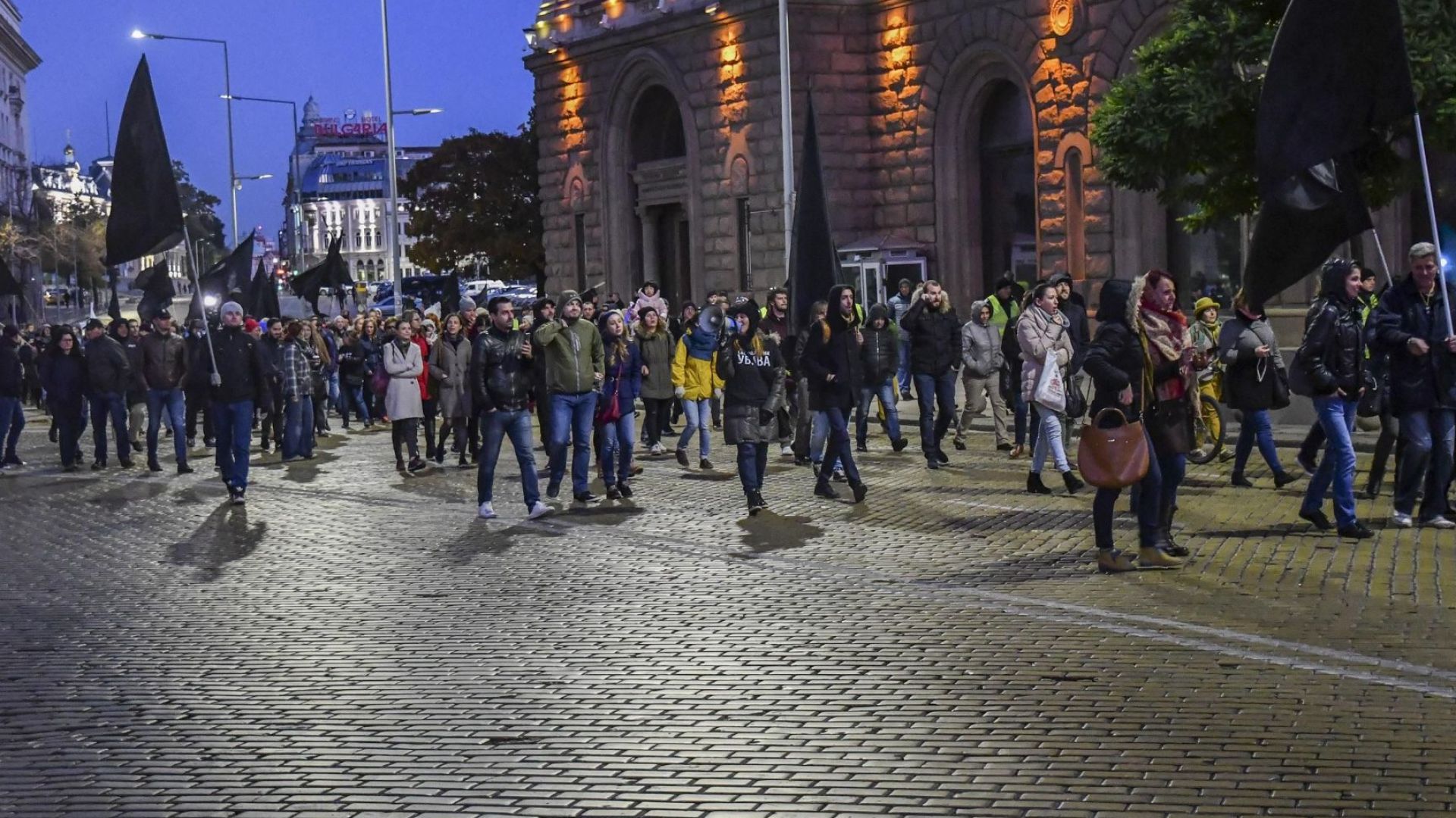 С искане за оставката на вицепремиера Валери Симеонов продължава протестът