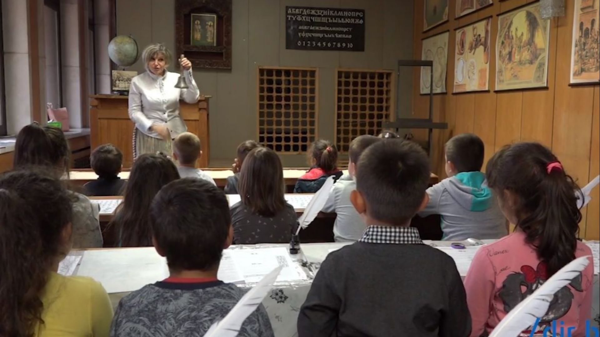 Атмосферата на Възраждането в час по взаимоучителната метода посрещна деца