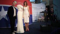 Човекът, който облича Мелания Тръмп