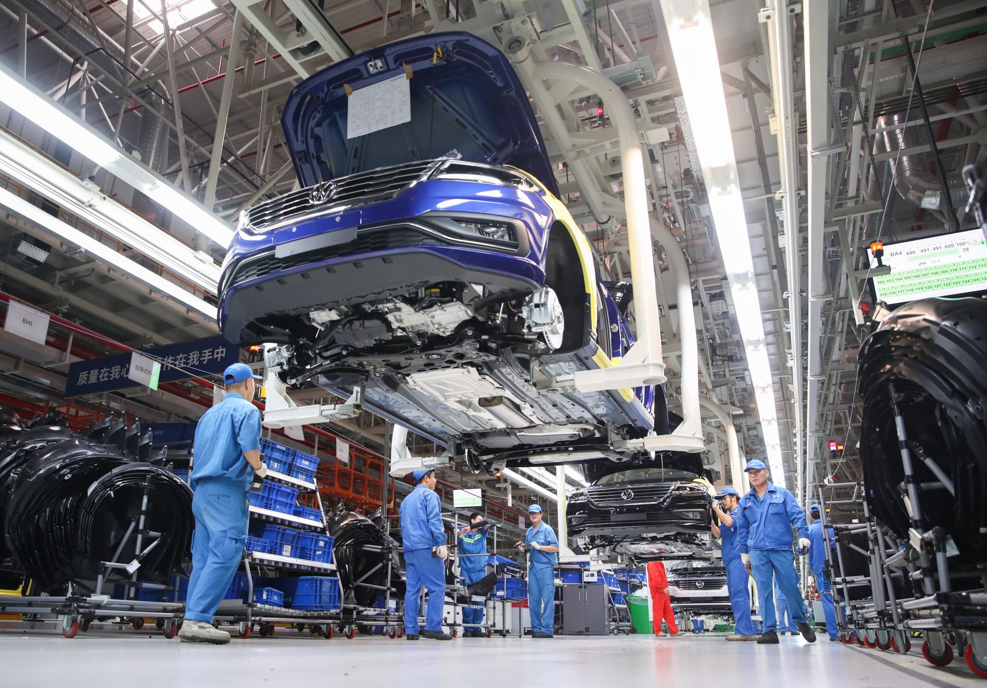 Германският автомобилостроител Фолксваген (Volkswagen) планира да съкрати 7000 работни места, най-вече в Хановер и Емден