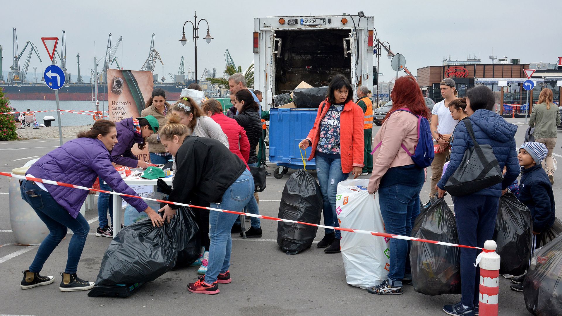 Варненци се наредиха на опашка за да предадат своите пластмасови