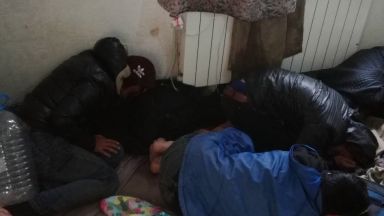 28 незаконни мигранти са открити на два адреса в София