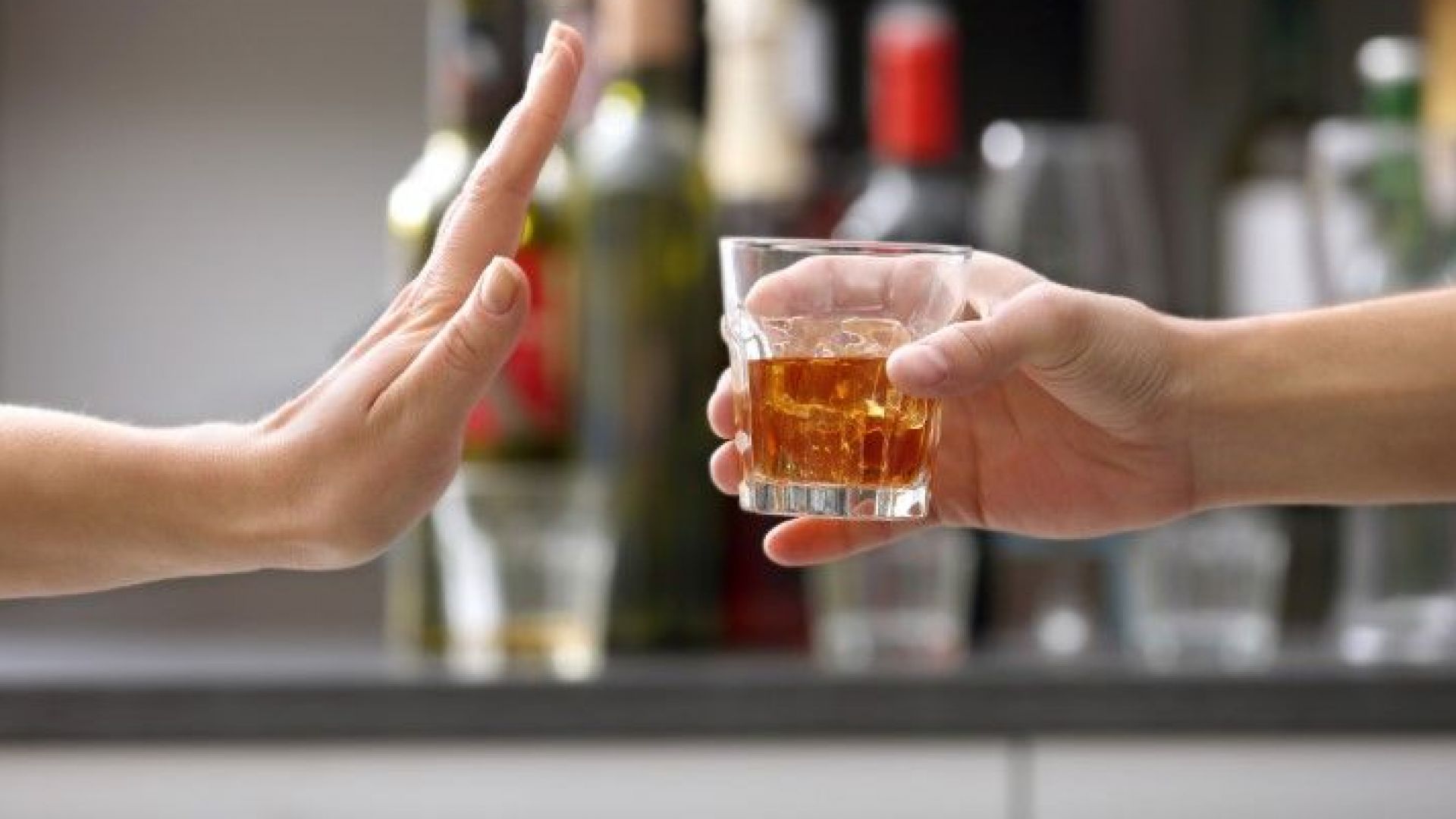 Няма да забраняват алкохола в София на изборите заради абитурентските балове