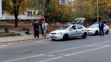 Нападнаха полицаи със сатър