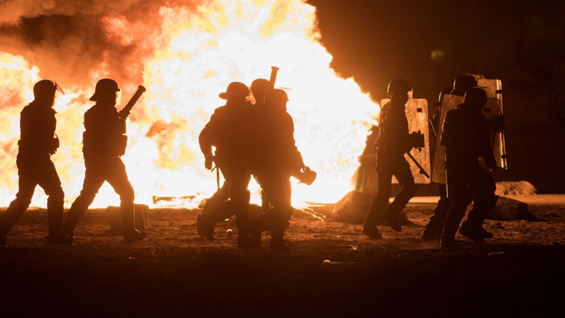 Френската полиция арестува над сто души в нощта на Хелоуин