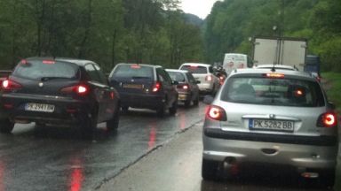 Катастрофа образува задръстване на Владая а временно движението по път