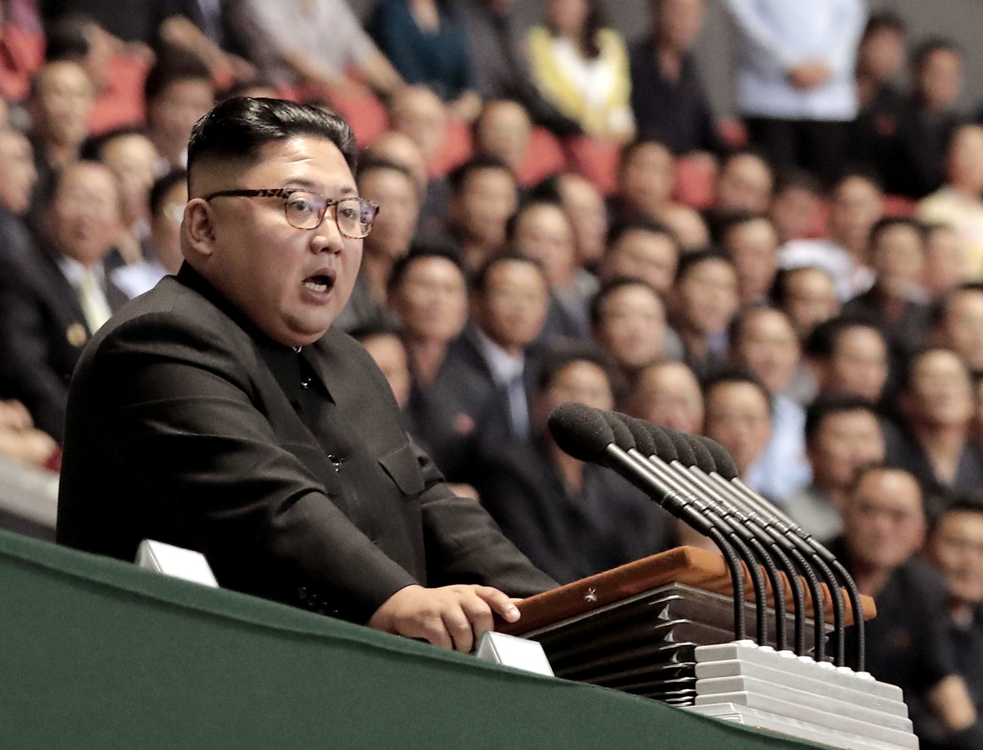 Лидерът на Северна Корея е известен като страстен пушач, но по всичко изглежда, че е любител и на водката