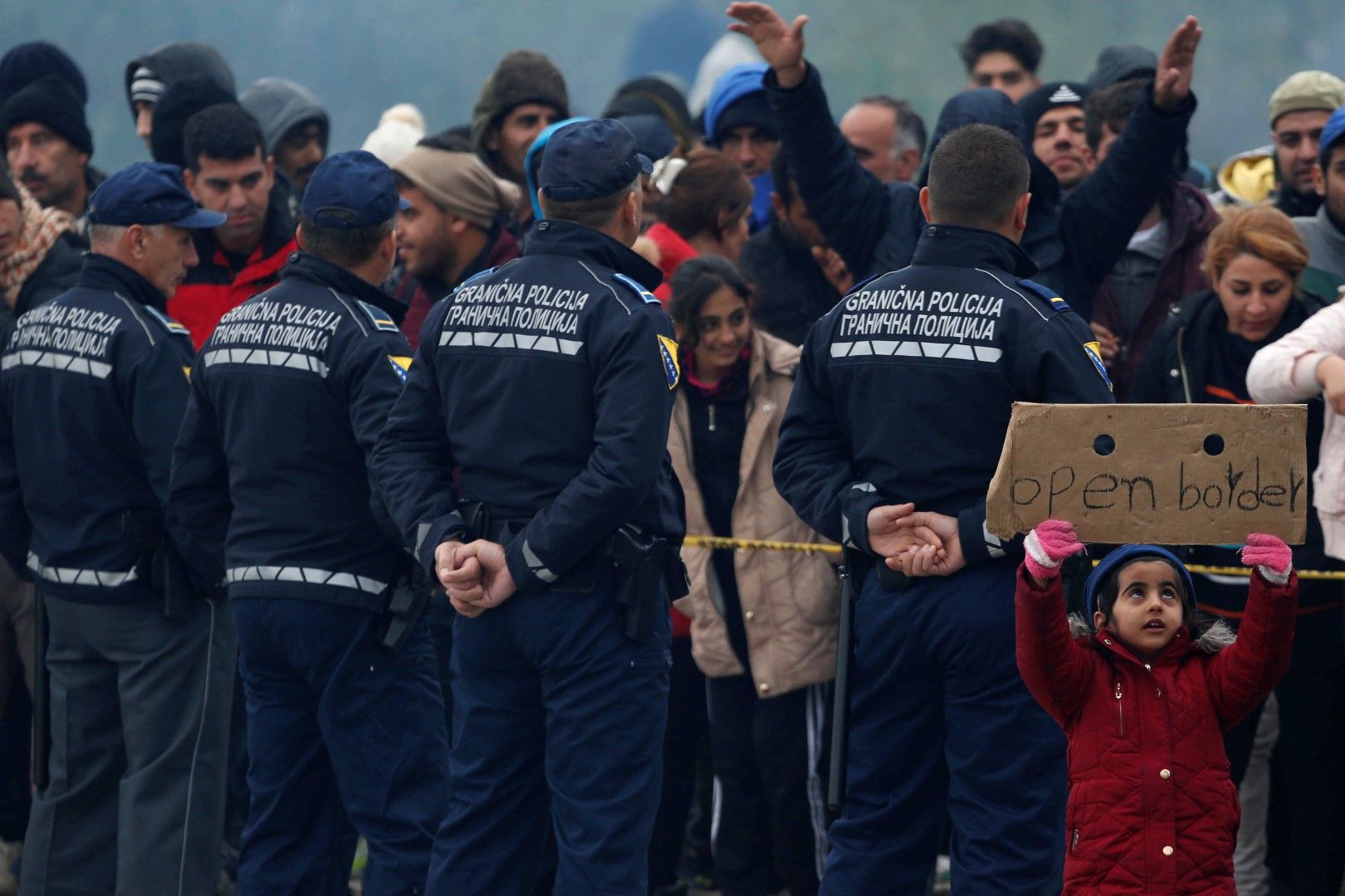 Полицейски кордон преди мигрантите в Босна на границата с Хърватия
