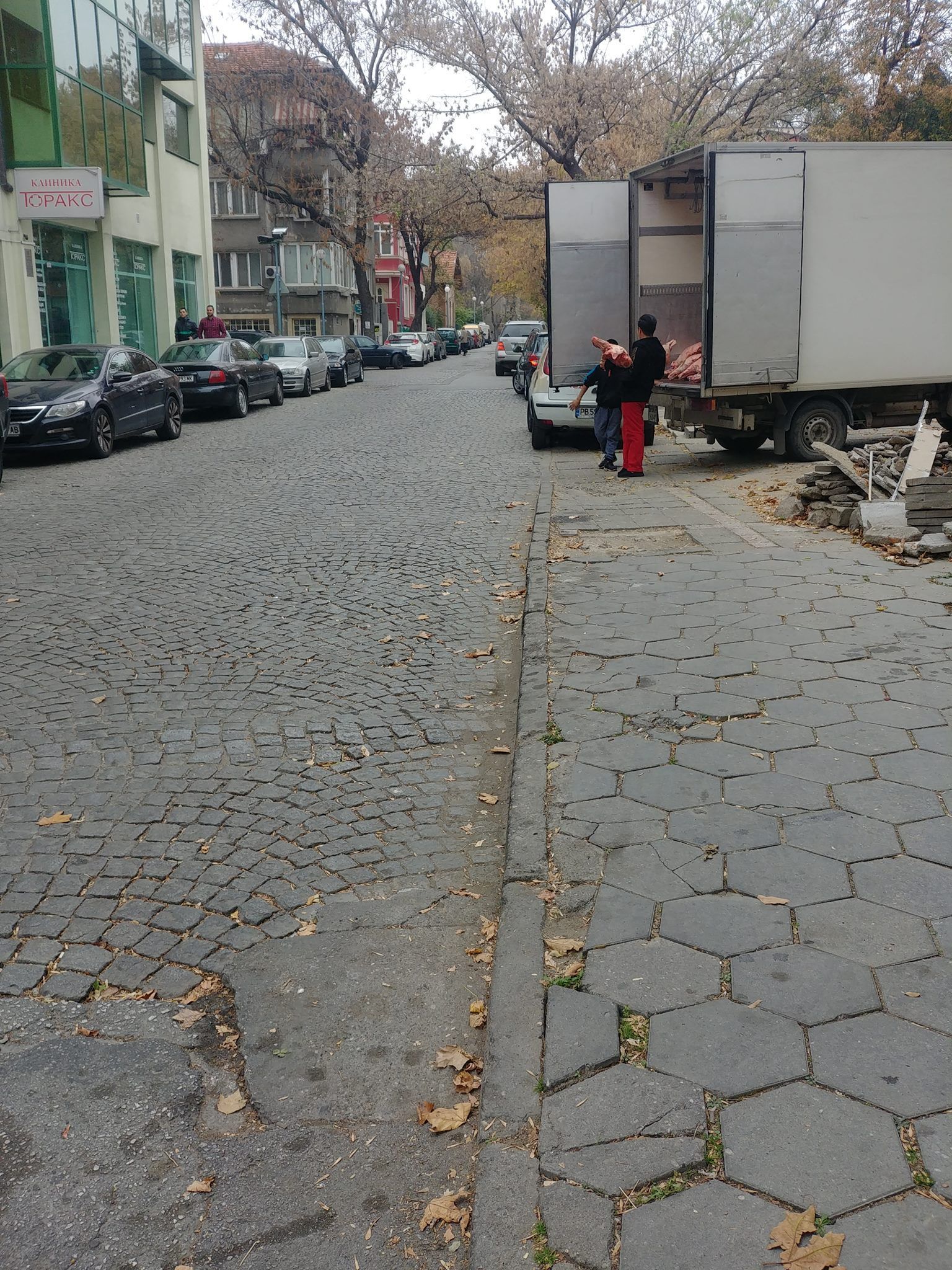 Младежите го пренасят на ръце