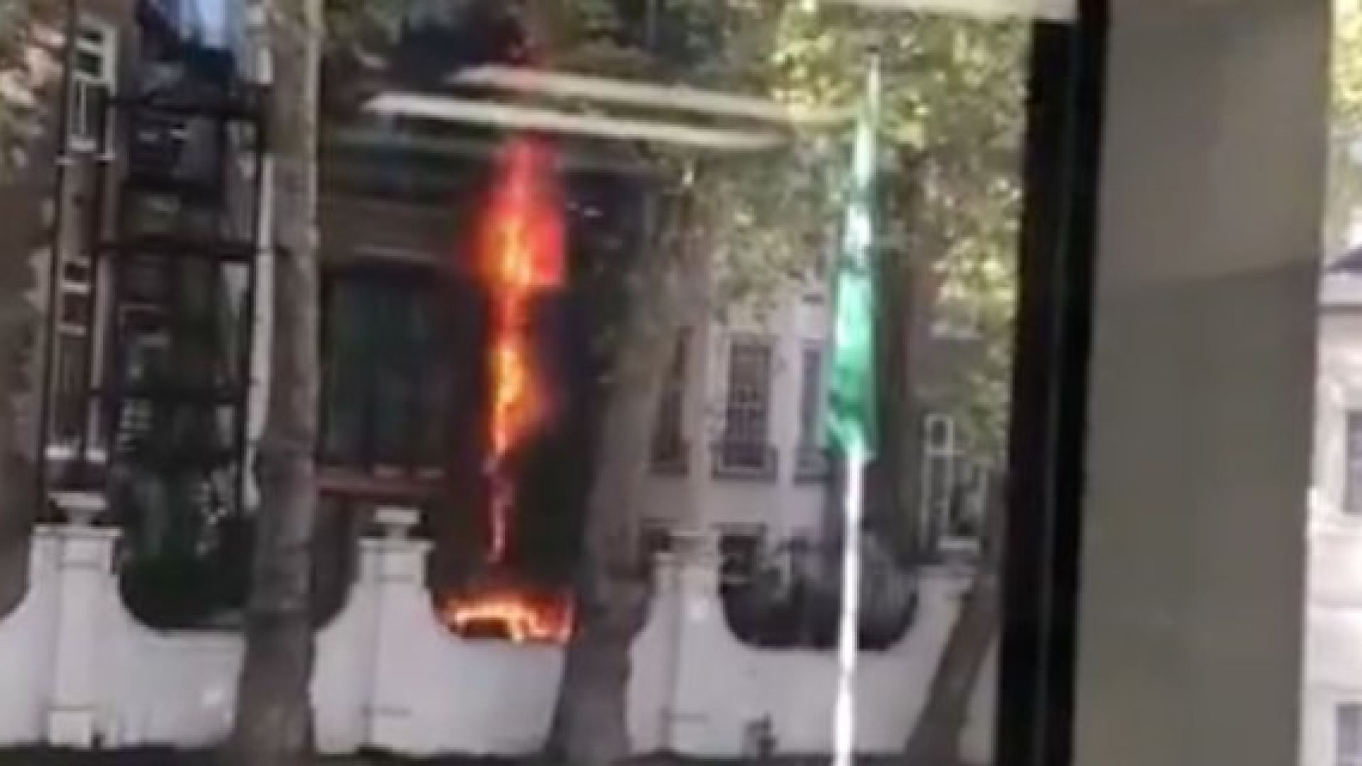 Голям пожар е избухнал в сграда в съседство до посолството