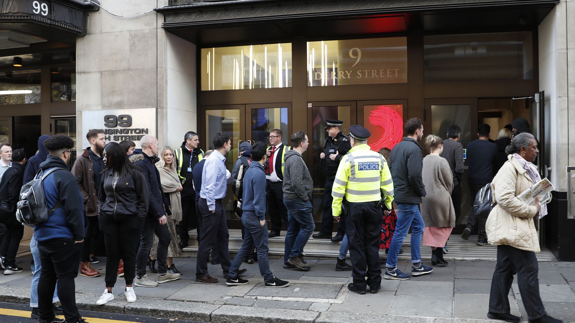 Двама души бяха намушкани с нож днес в централата на