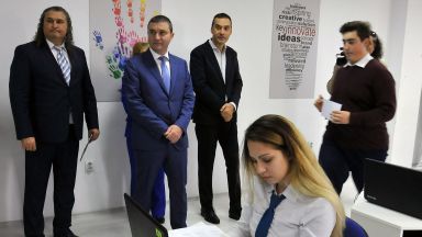 Министър Горанов бе гост на откриването на нов физкултурен салон в Бургас