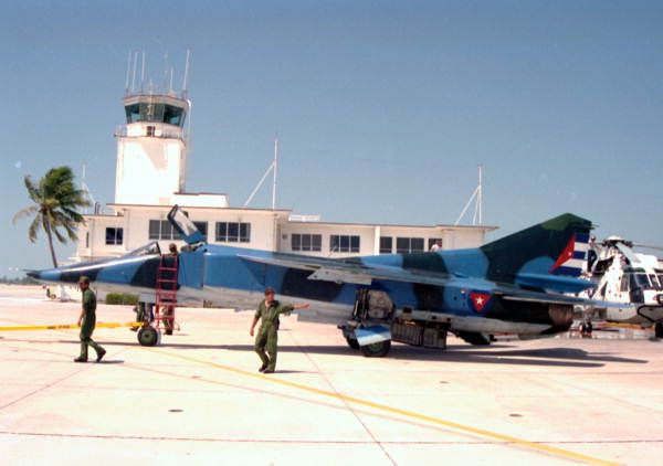 кубински МиГ-23 по време на маневри