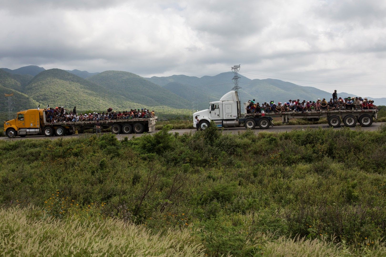 Мигранти от Хондурас, накачили се на камиони на път към САЩ 