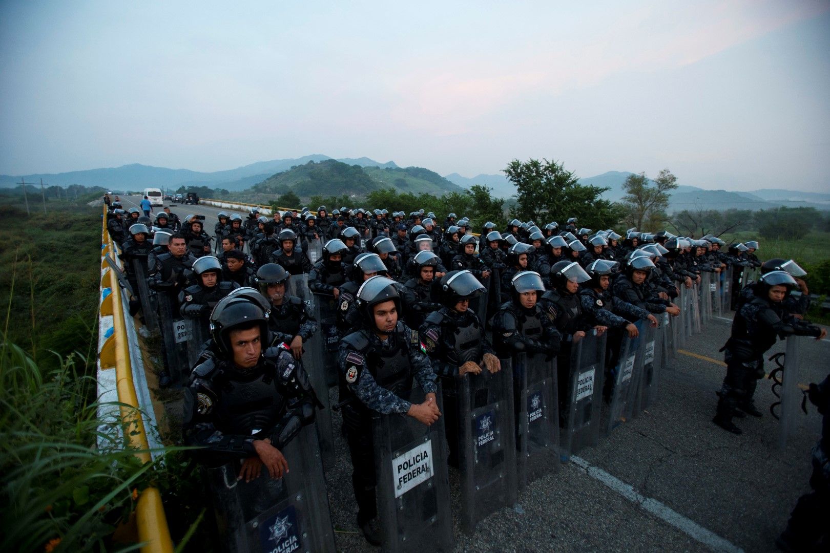 Стена от полицаи за борба с безредиците блокират пътя на кервана хиляди централноамерикански мигранти извън Ариага, Мексико, 27 октомври