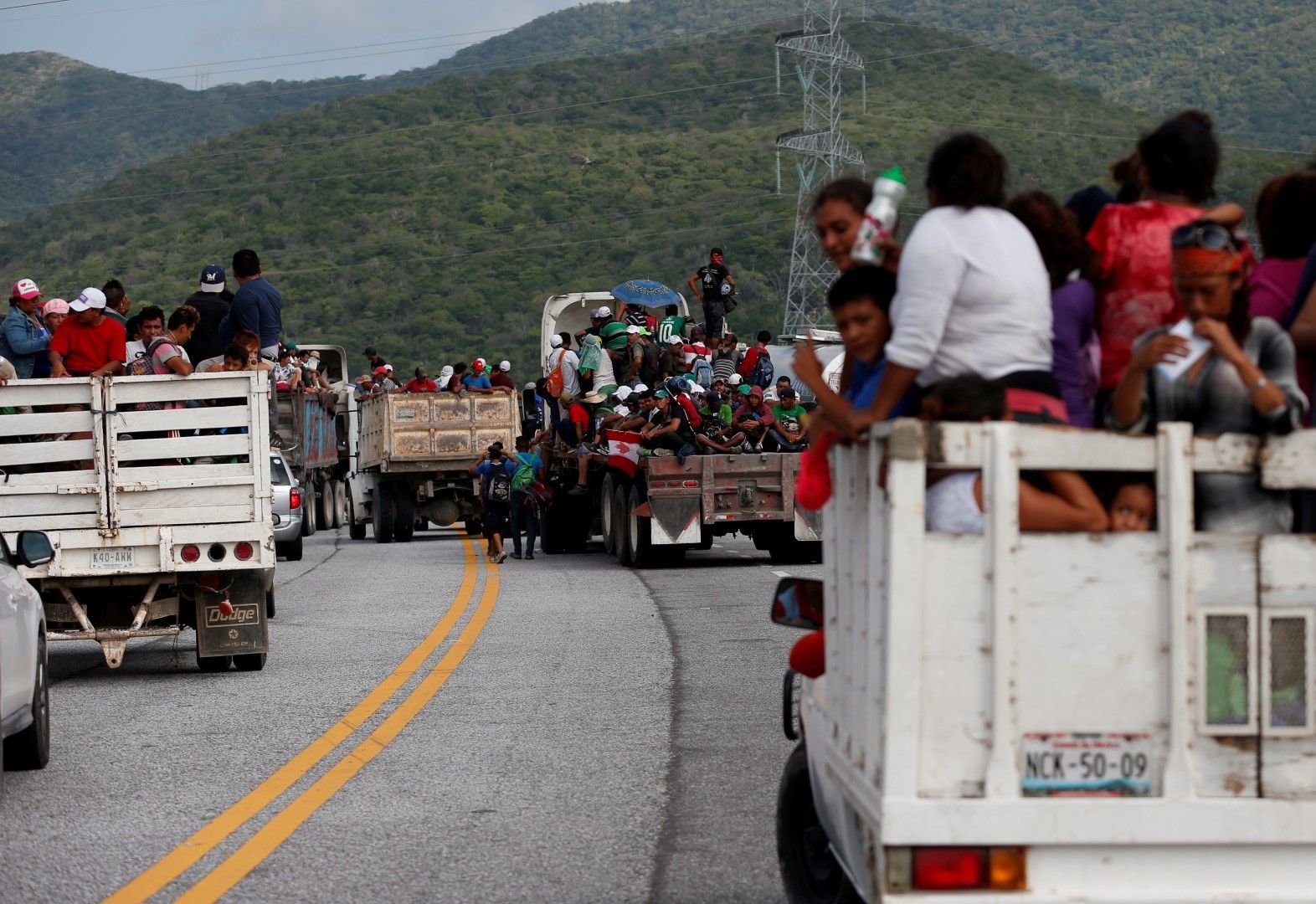 Стотици камиони транспортират мигрантите