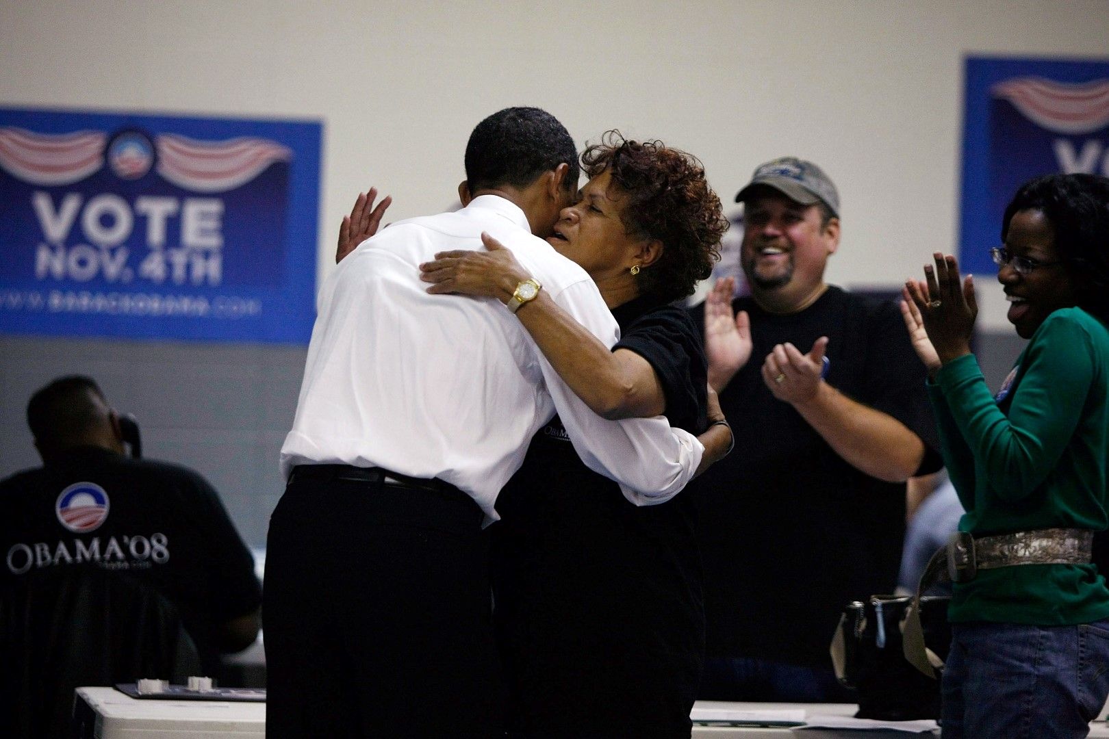 Обама прегръща доброволка от своя щаб