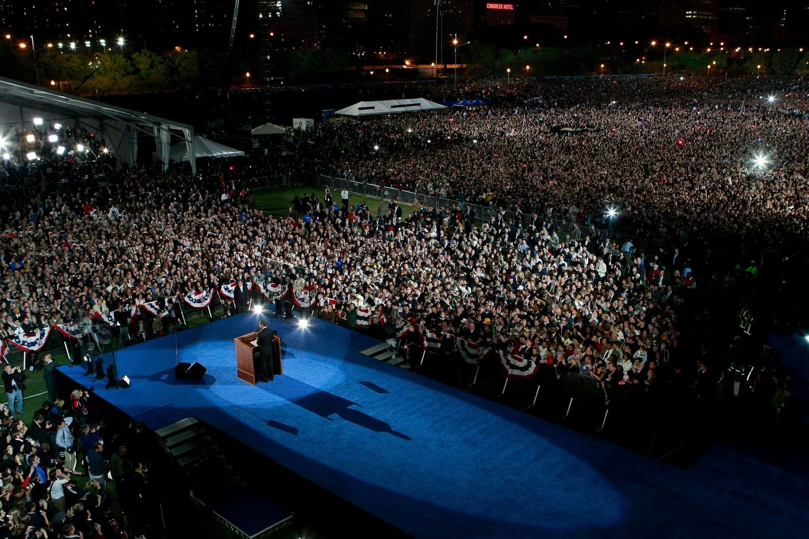 Барак Обама поздравява привържениците си в Чикаго