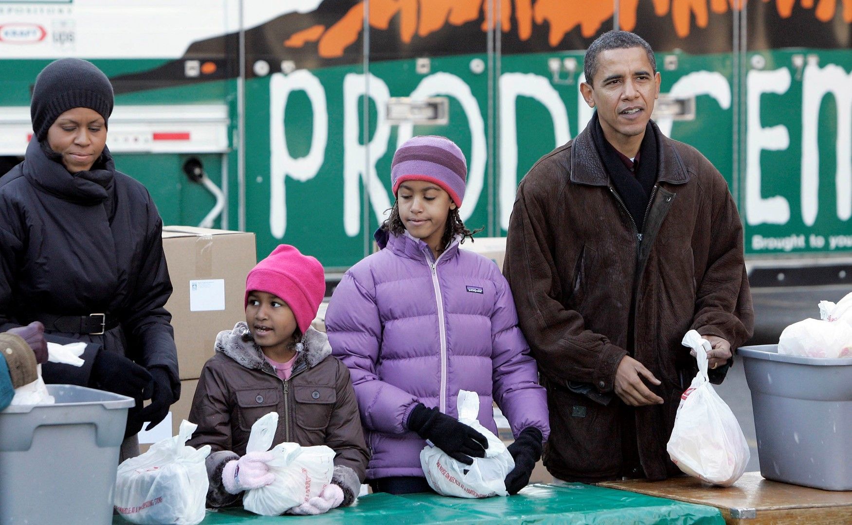 Няколко дни след изборите, новоизбраният президент на САЩ раздава храна на бедни
