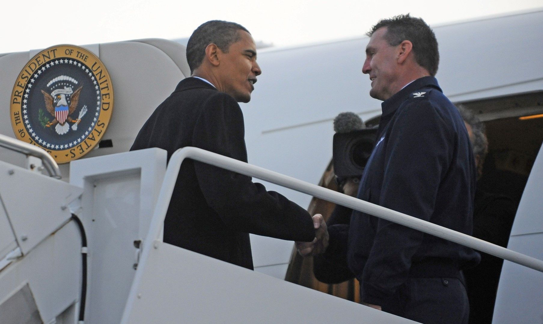 Обама поздравява екипажа на "Еър Форс 1"