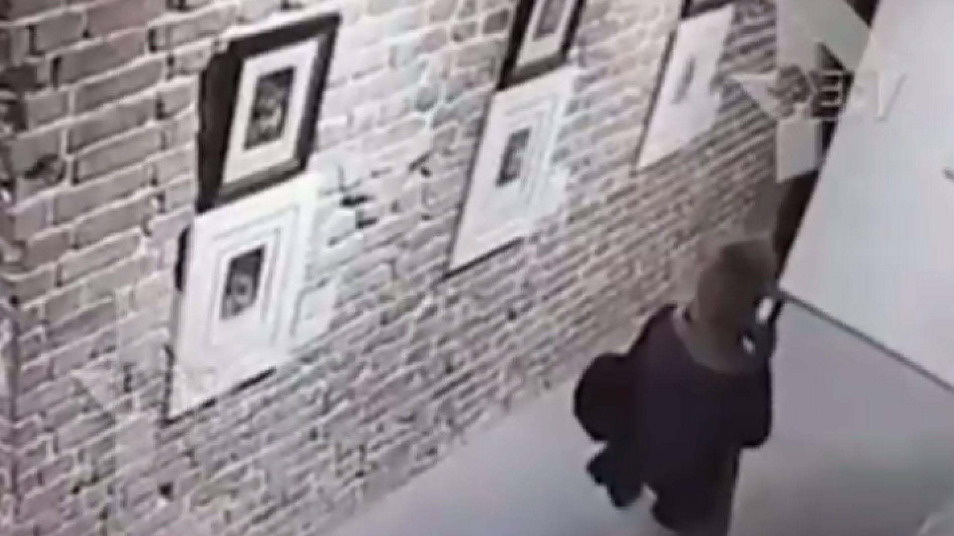 Жена повреди рисунка на Дали, докато си правеше селфи (видео)