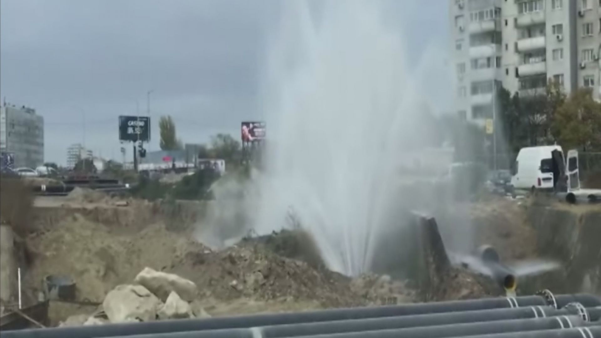 Багер спука тръба при изграждането на булевард Васил Левски във