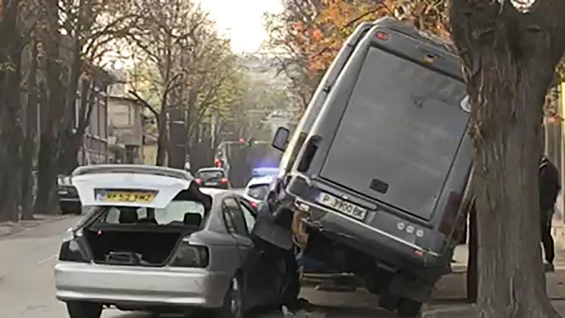 Лек автомобил предизвика зрелищна каскада тази сутрин в Русе като