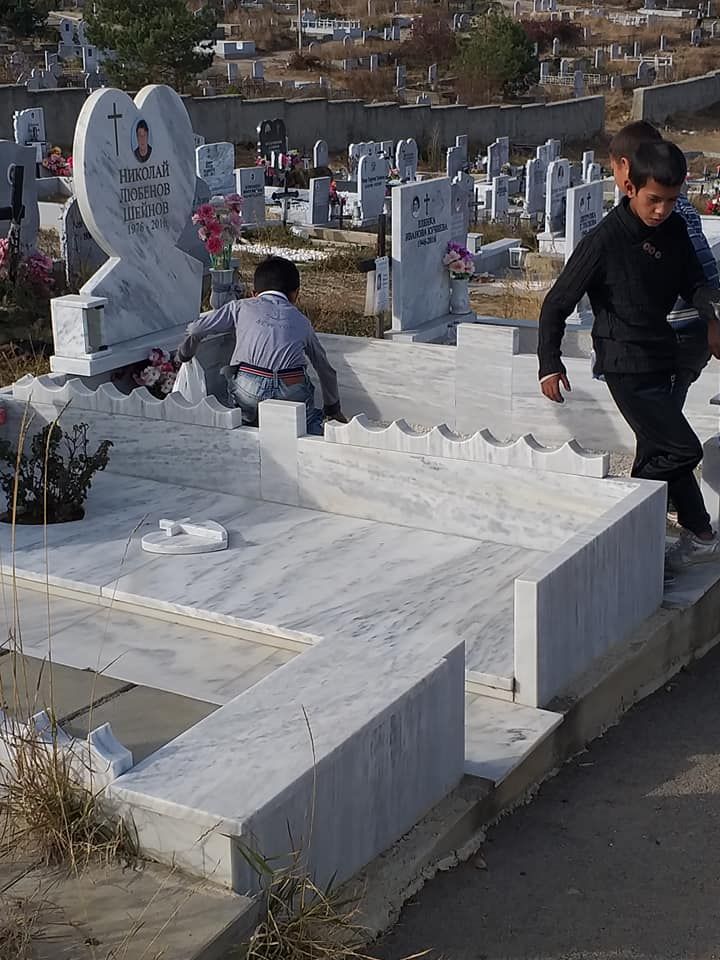 Ромски деца ядат от оставената на гробовете храна на сомоковските гробища